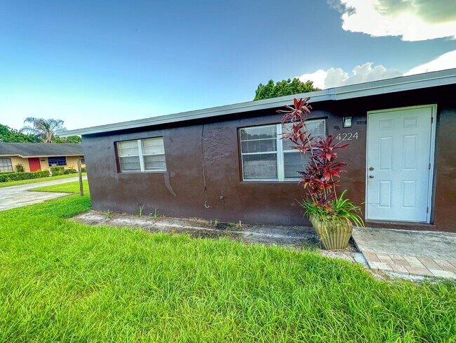 Building Photo - 4224 Plumosa St