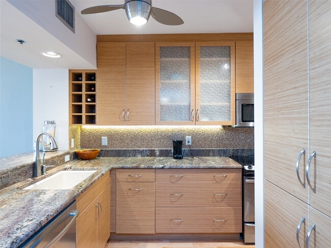 Building Photo - One of Longboat Key’s premier waterfront c...