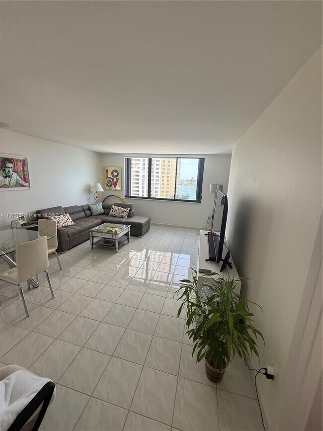 Foto del edificio - 540 Brickell Key Dr