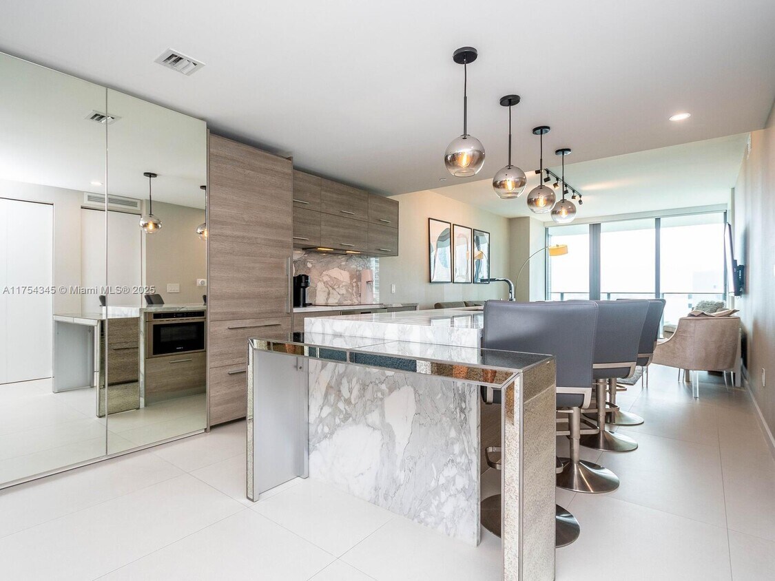 Foto principal - 650 NE 32nd St