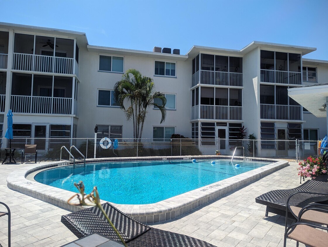 Foto principal - 708 S Tamiami Trail