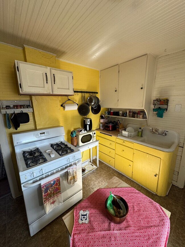 Building Photo - One Bedroom Cottage Available in Louisville!