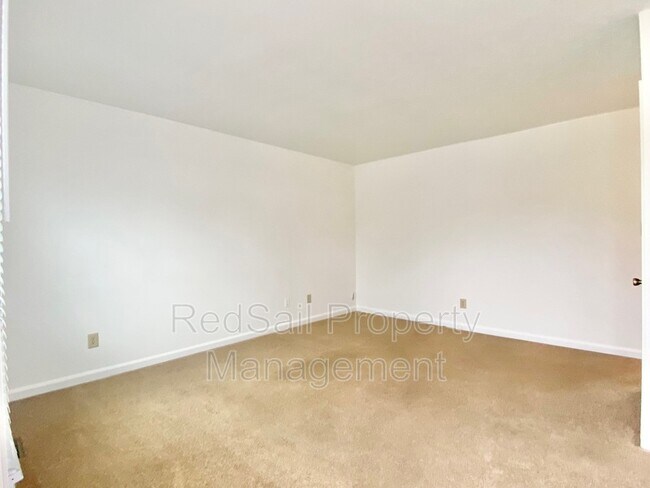Building Photo - 180 Lori Cir