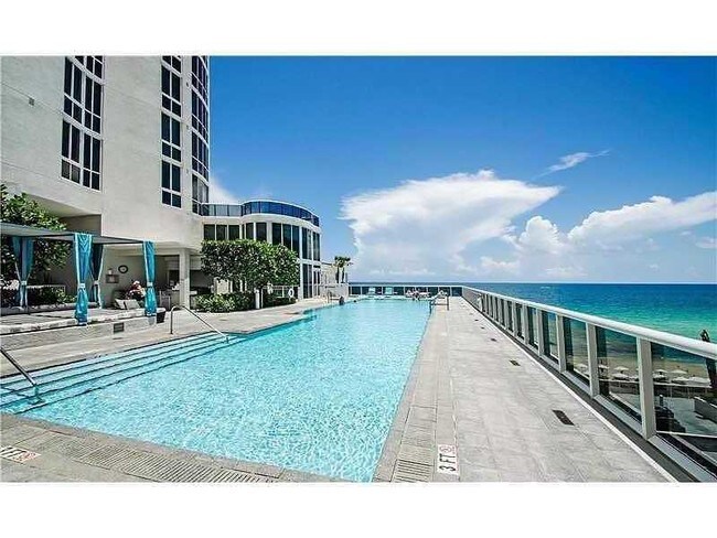 Building Photo - 15901 Collins Ave