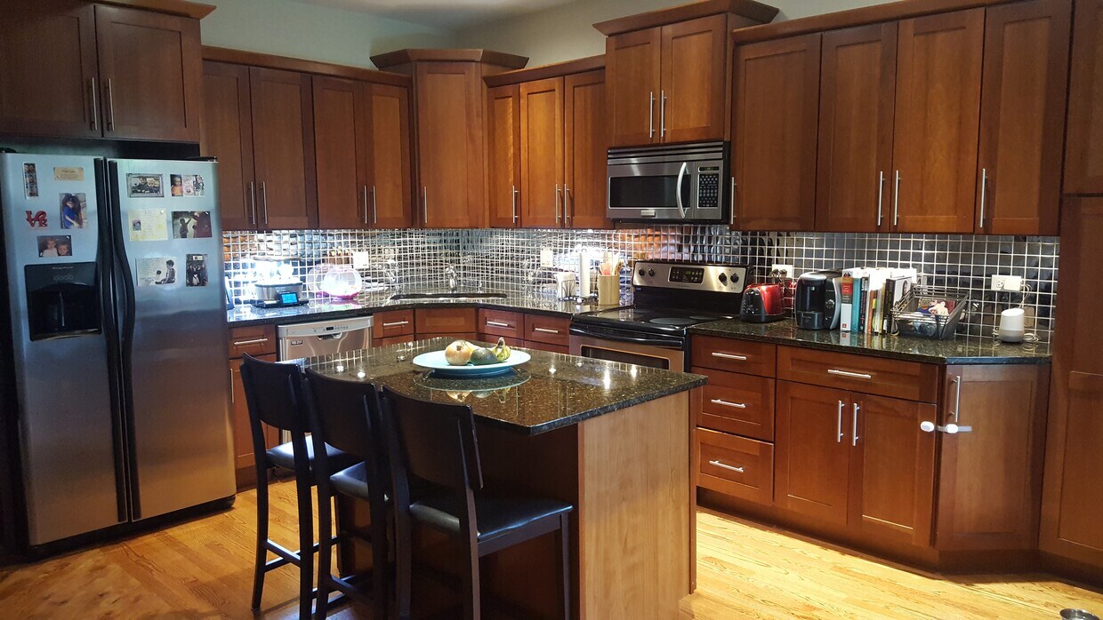 Kitchen - 3300 W Dickens Ave