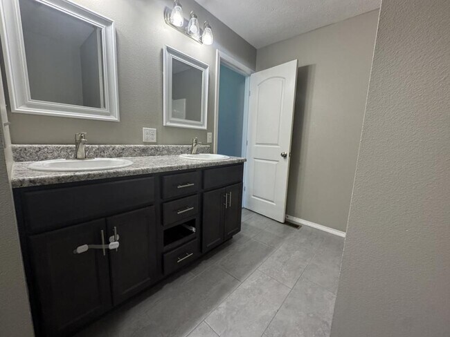 Foto del edificio - 5849 Geranium Ln