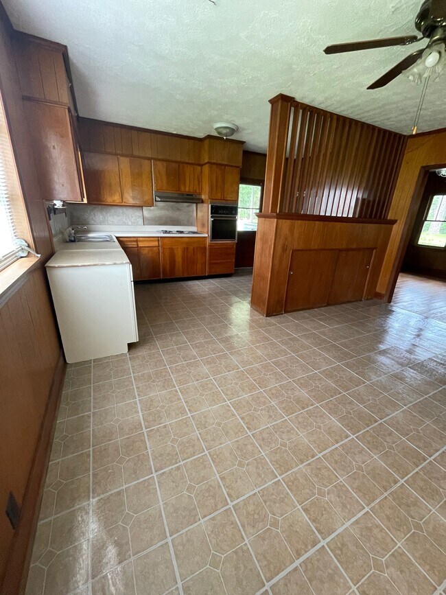 Kitchen - 2124 Amelia Rd