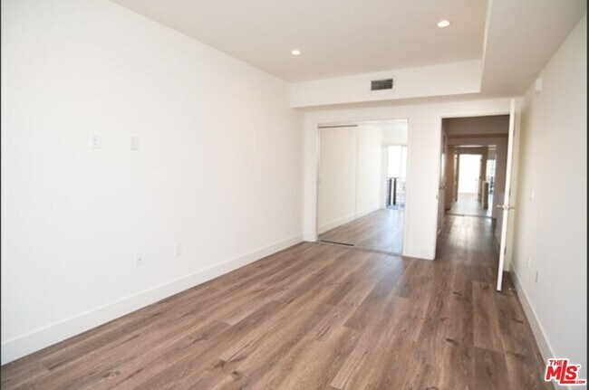Building Photo - 106 S Kings Rd