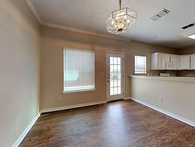 Foto del edificio - *1 Month Free Rent w/ 18month lease. Good ...