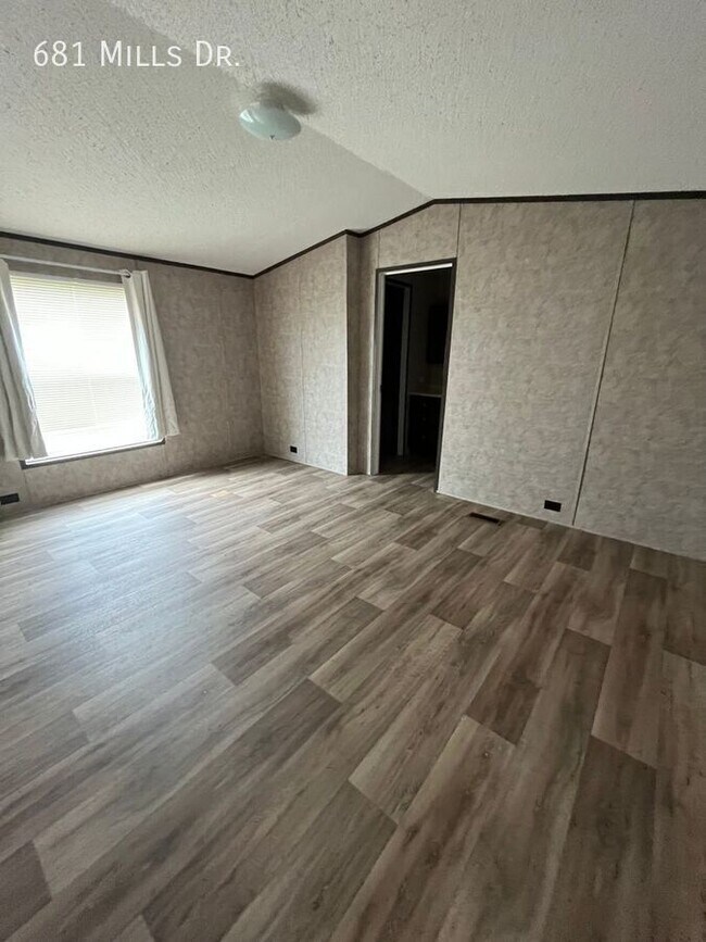 Foto del edificio - 681 W Mills Dr