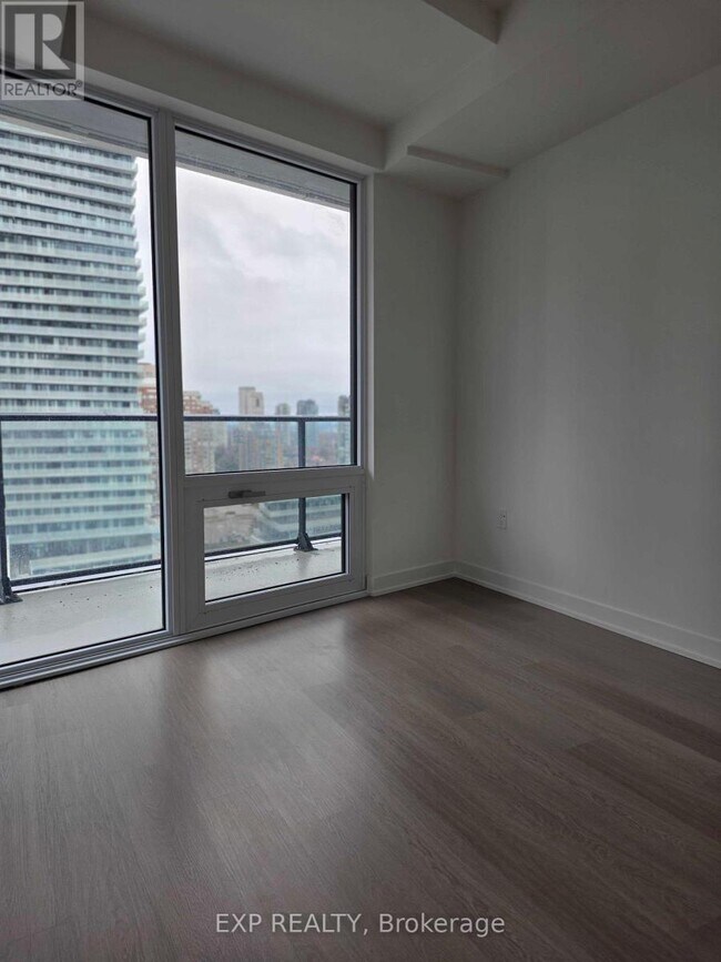 Building Photo - 448 Burnhamthorpe Rd W