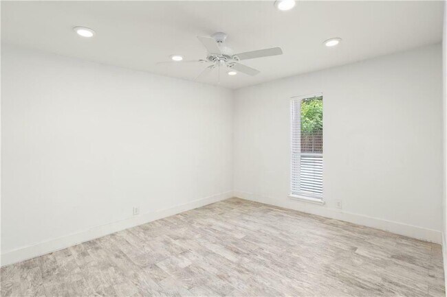 Foto del edificio - 5820 Berkman Dr