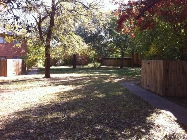 Building Photo - 2600 Ivanhoe Ln