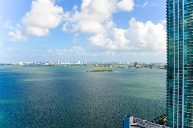 Foto del edificio - 650 NE 32nd St