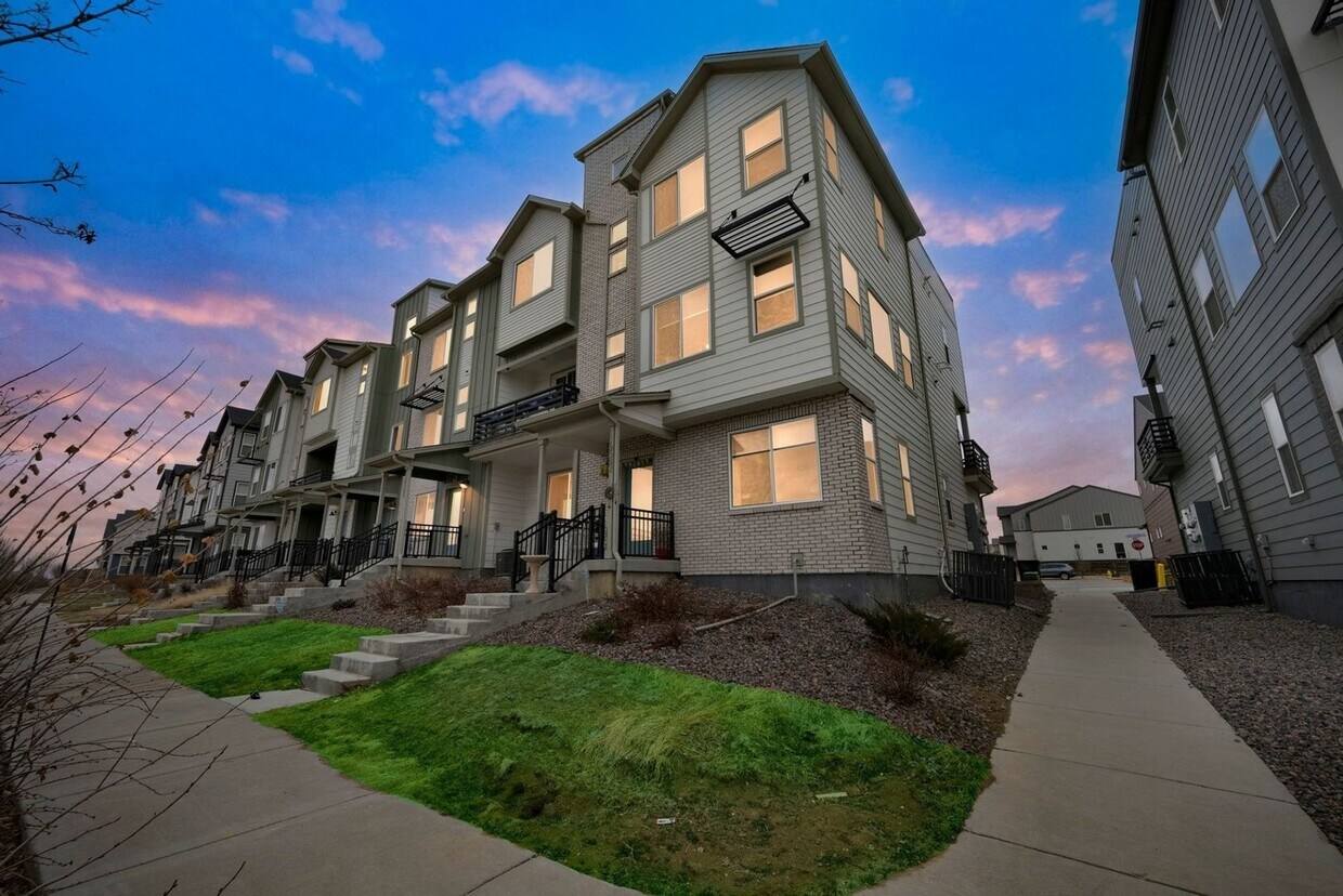 Foto principal - Spacious 4BR Roofdeck Townhome in Broomfield