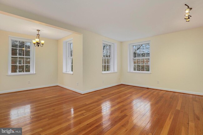 Foto del edificio - 3879 Rodman St NW