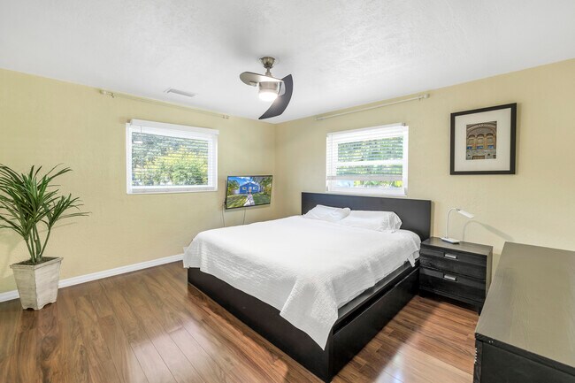 Dormitorio principal con cama king size - 3425 16th St N