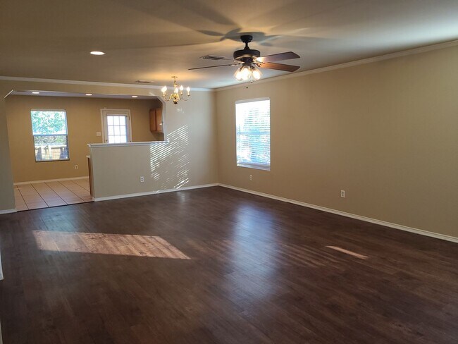 Foto del edificio - 3 Bedroom With Large Yard