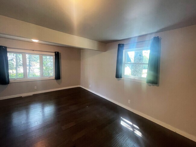 Building Photo - 1008 Wallis Ave