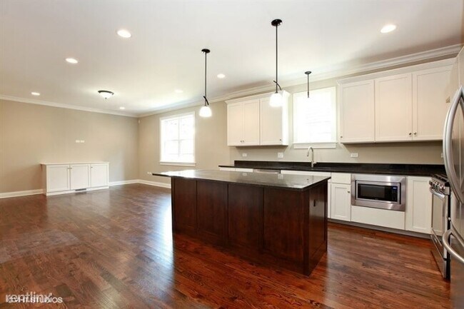 Building Photo - 4043 N Kenmore Ave