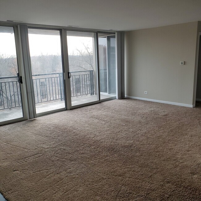 Building Photo - 5950 Oakwood Dr