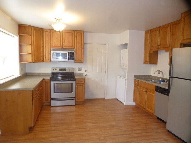 Building Photo - 2 Bed 1 Bath Duplex in Town