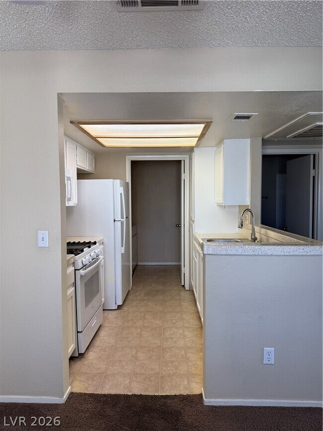 Foto del edificio - 7100 W Pirates Cove Rd
