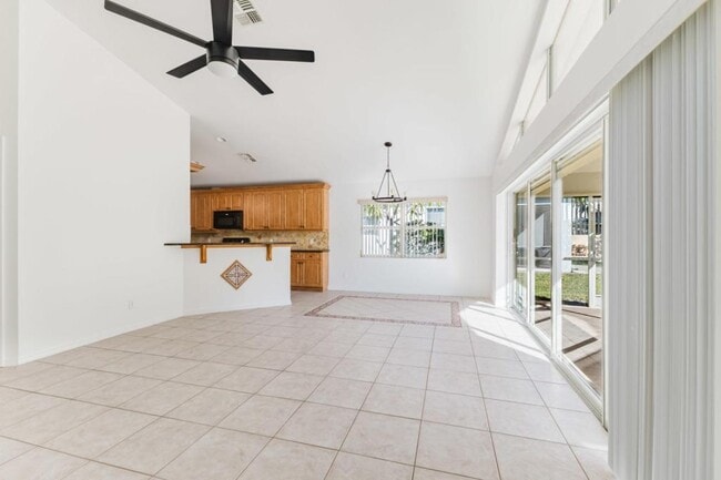 Building Photo - 9841 Las Casas Dr