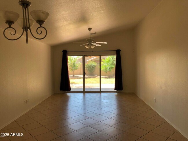 Foto del edificio - 4451 E Dry Creek Rd