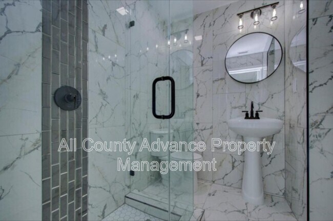 Building Photo - 425 Orangewood Dr