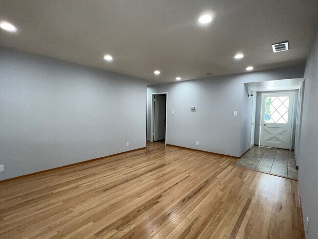 Building Photo - Bright Blossom Valley 3 Bedroom 2 Bath Single Family Home!