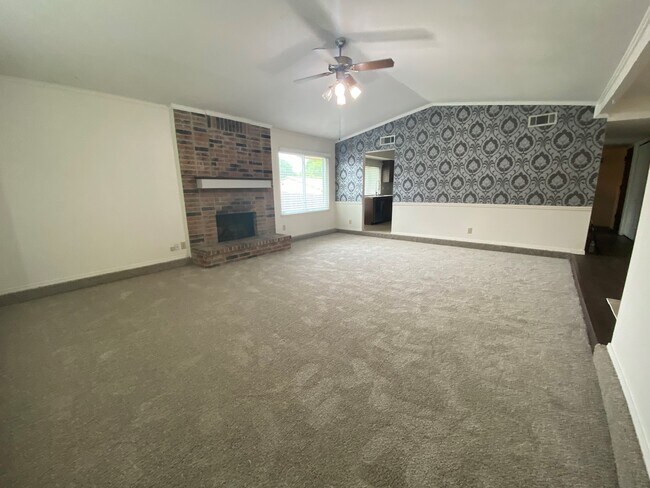 Liv Rm - 3713 Glover Dr