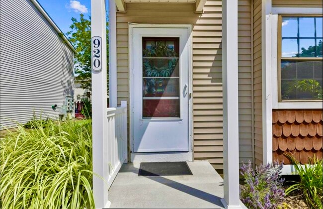 Building Photo - 920 Charnwood Ln