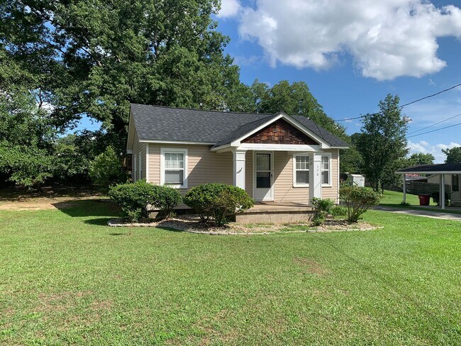 Building Photo - Cozy Cottage, Small Town Charm