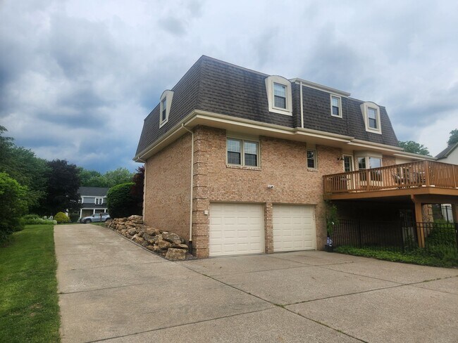 Building Photo - 4 Bedroom 2.5 Bath Beautifully Maintained ...