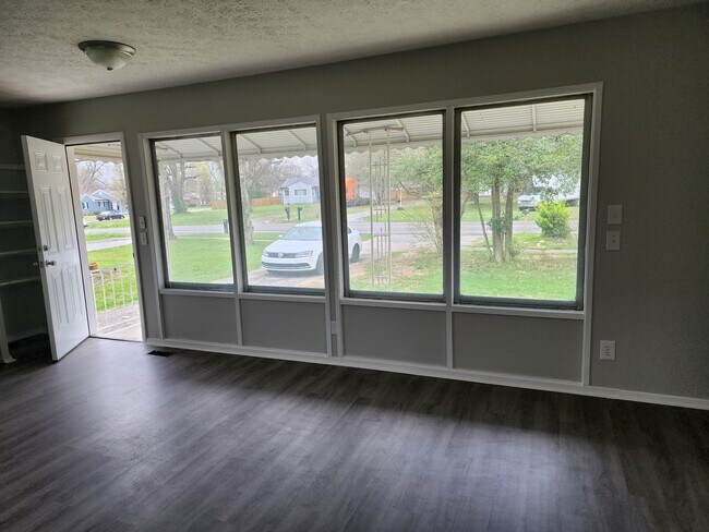 Building Photo - 3 Bed 1 Bath Cottage with Garage