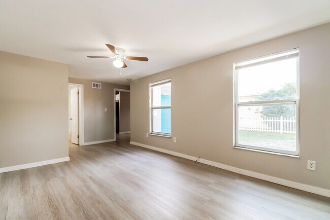 Building Photo - Single-Story 3-Bedroom Home in St. Petersburg, FL