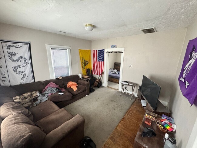 Foto del edificio - Pre-Leasing for 26/27 School Year