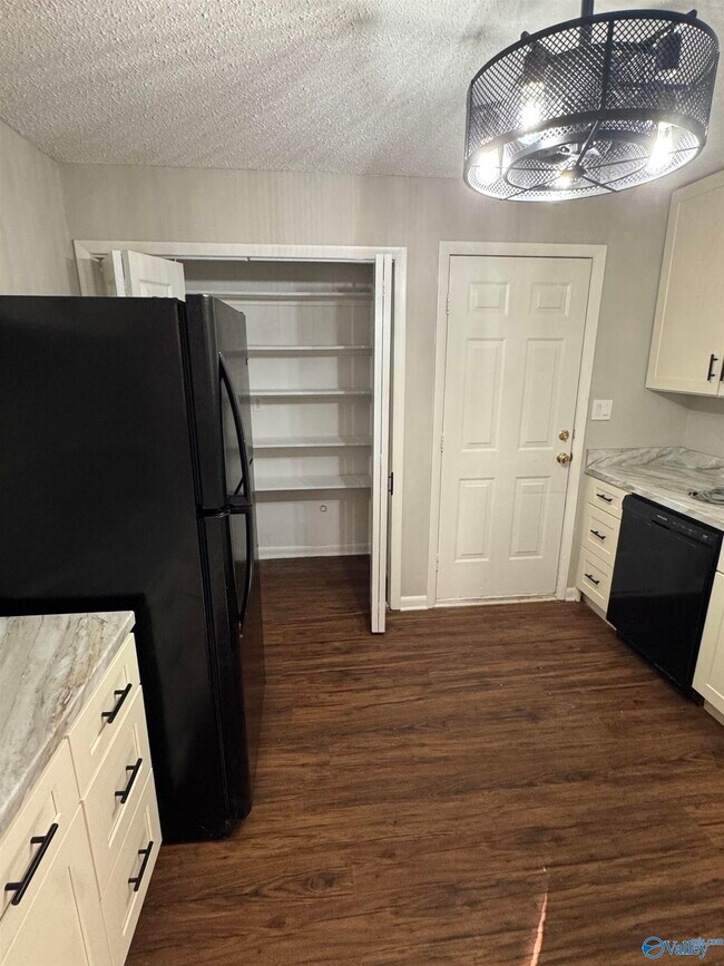 Foto del edificio - 3213 Clifford Rd NW