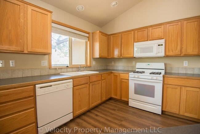 Building Photo - Light and bright 3 bedroom, 2 bath home - 1 dog considered!