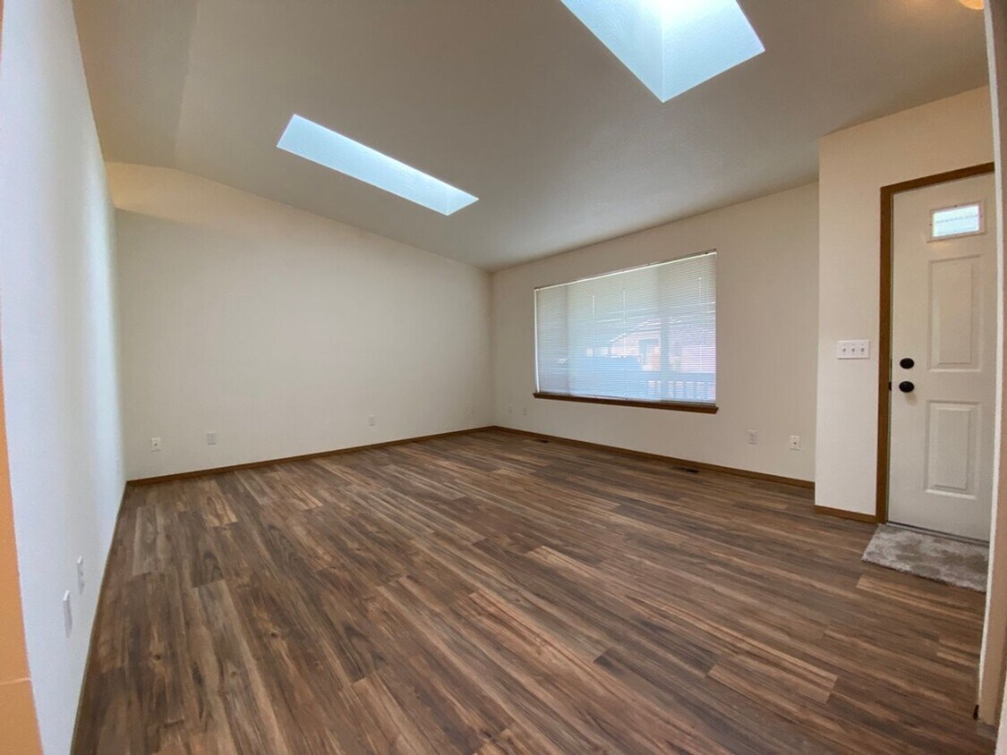 Foto principal - Freshly Remodeled 3 Bedroom Home in Highly...