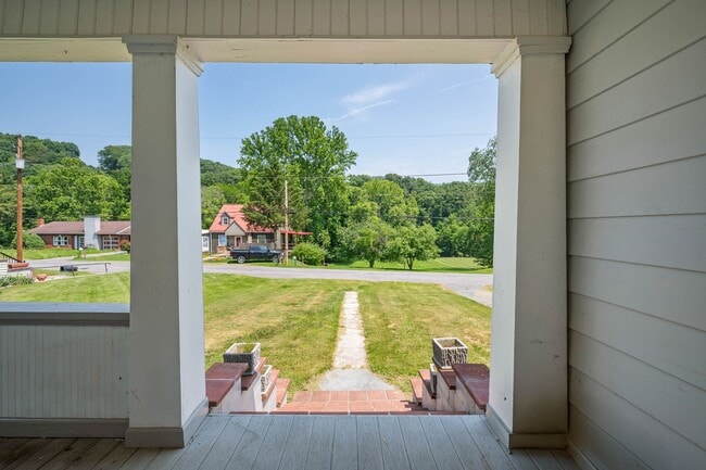 Building Photo - 4 bedroom home in Rich Creek!