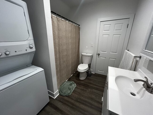 Building Photo - 2215 W Broadway Ave