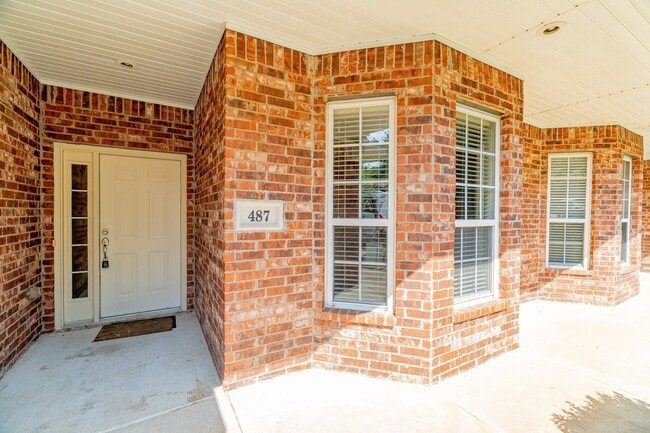Building Photo - Beautiful & spacious 4 Bedroom condo w/fen...