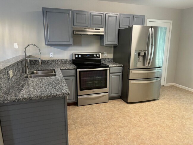 Building Photo - 3 Bedroom 2 Bath Brick Ranch
