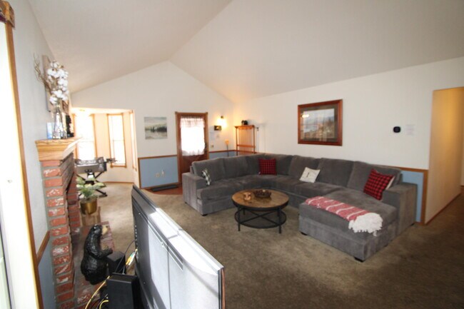 Building Photo - 43073 Grizzly Ct