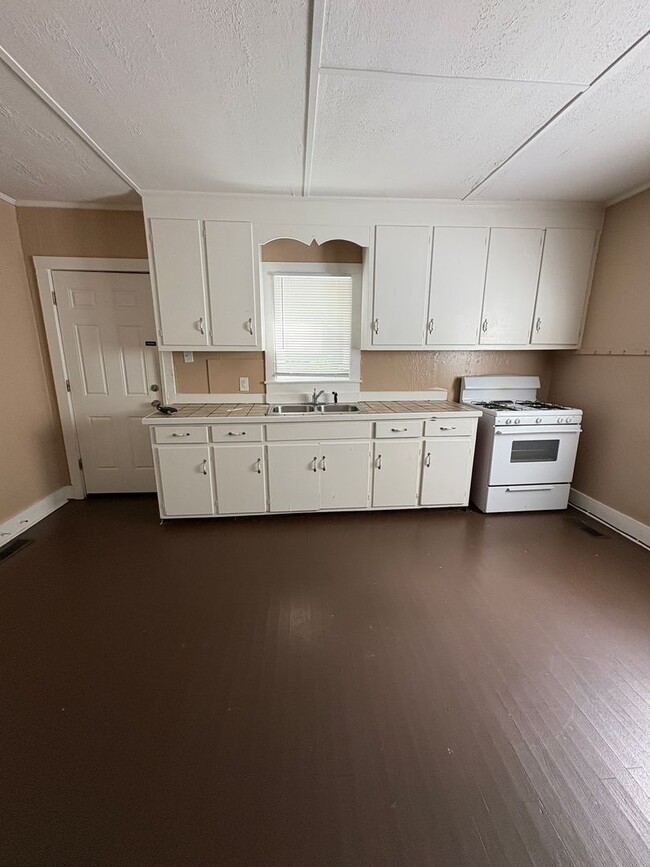 Building Photo - East 14th Triplex