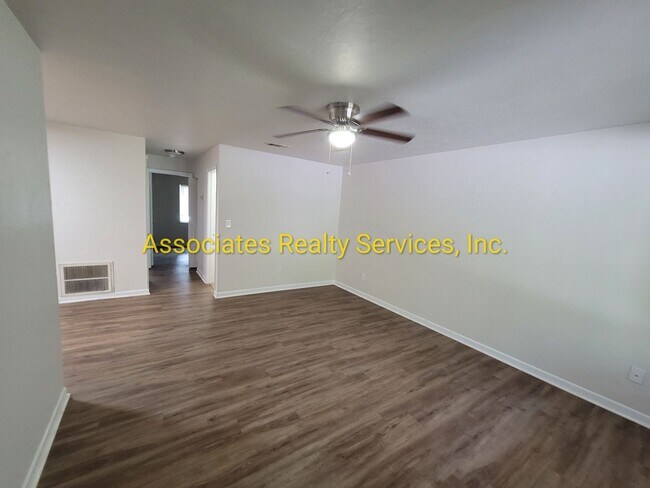 Building Photo - Move in Special! NW Gainesville