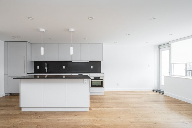 Building Photo - 150 The Donway W