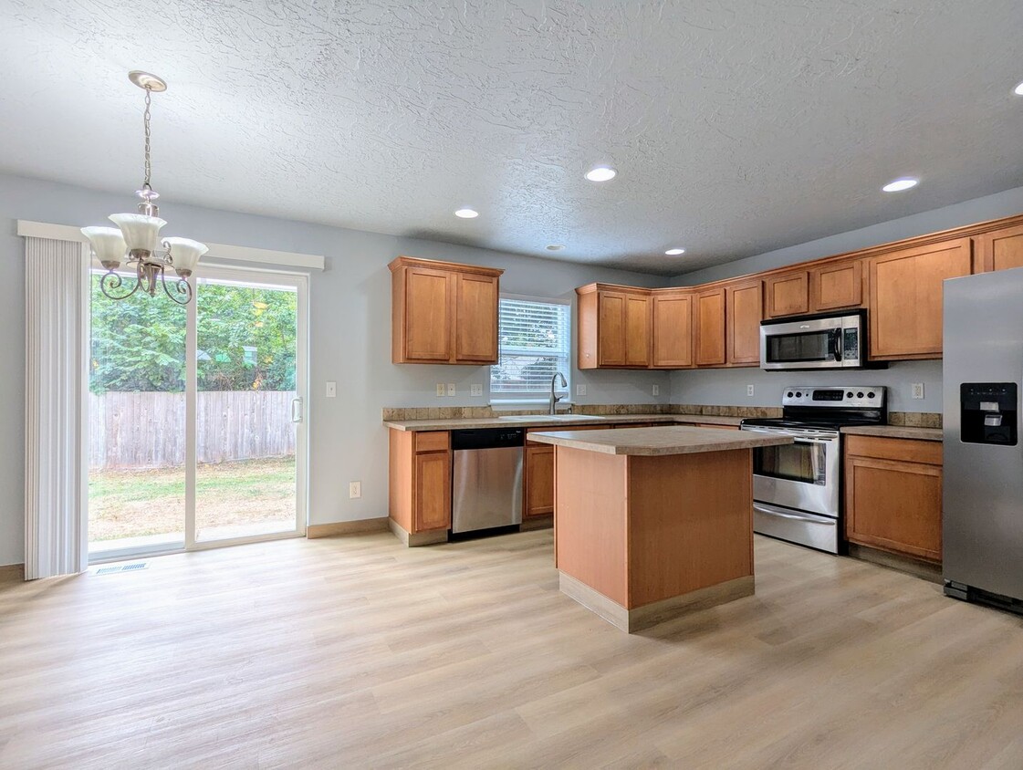 Foto principal - Newly renovated, spacious 2-Level in NE Salem